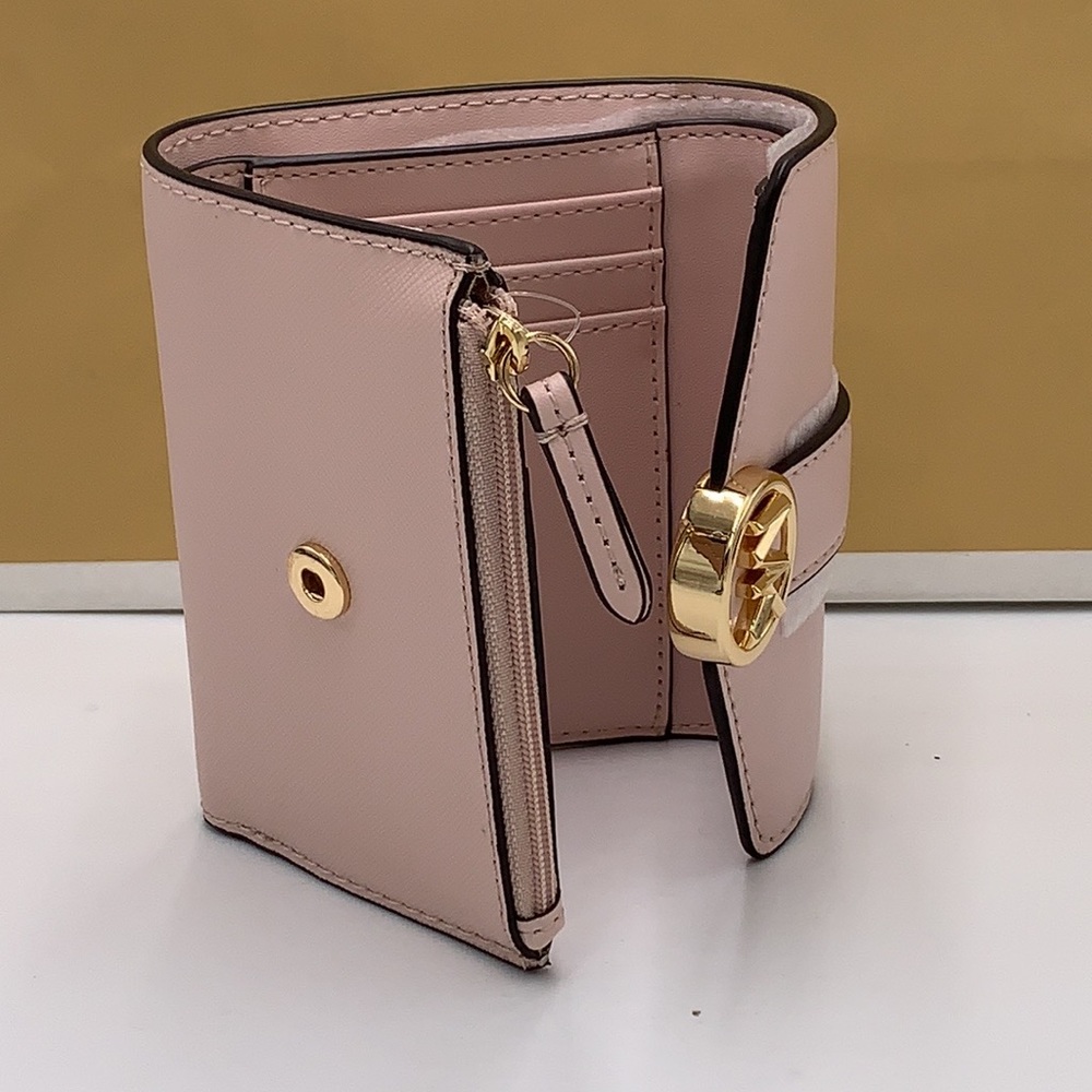 MICHAEL KORS
Carmen Medium Faux Leather Wallet
POWDER BLUSH COLOR - Picture 10 of 11